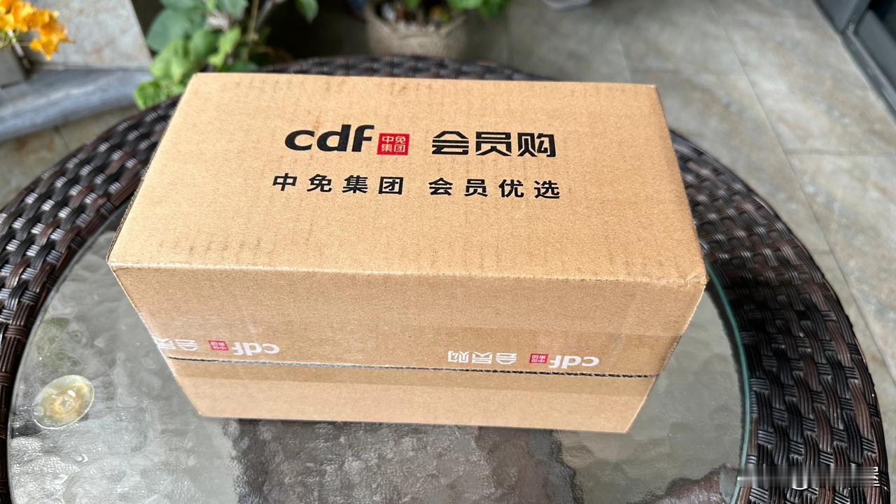 这是昨天到的货，看到精华液和防晒霜快用完了，趁现在双十一的活动赶紧入手。一年四季
