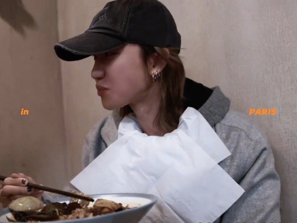 徐明浩麻辣烫毒唯徐明浩用餐巾纸做口水巾 中国胃刻进 DNA 了吧！在巴黎时装周间