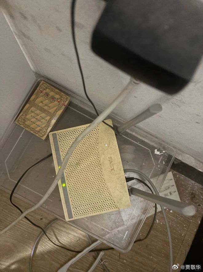 最近经常回老家，经常被邻居们喊走处理各类故障。昨天一位邻居说手机Wifi上网太慢