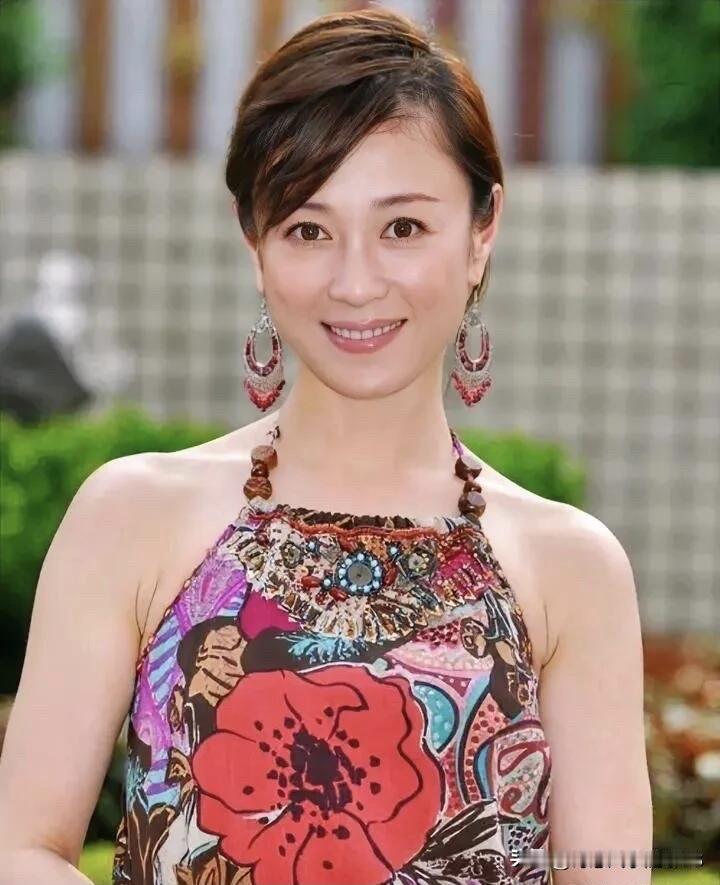 照片中的她好美好美啊，是集合了传统的东方美和现代美，她参演的古装有古典美，现代装