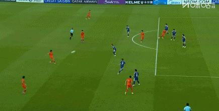 国足上半场最好的进球机会，可惜向余望个子太矮了，没有顶到，要不是拜合拉木赛前身体