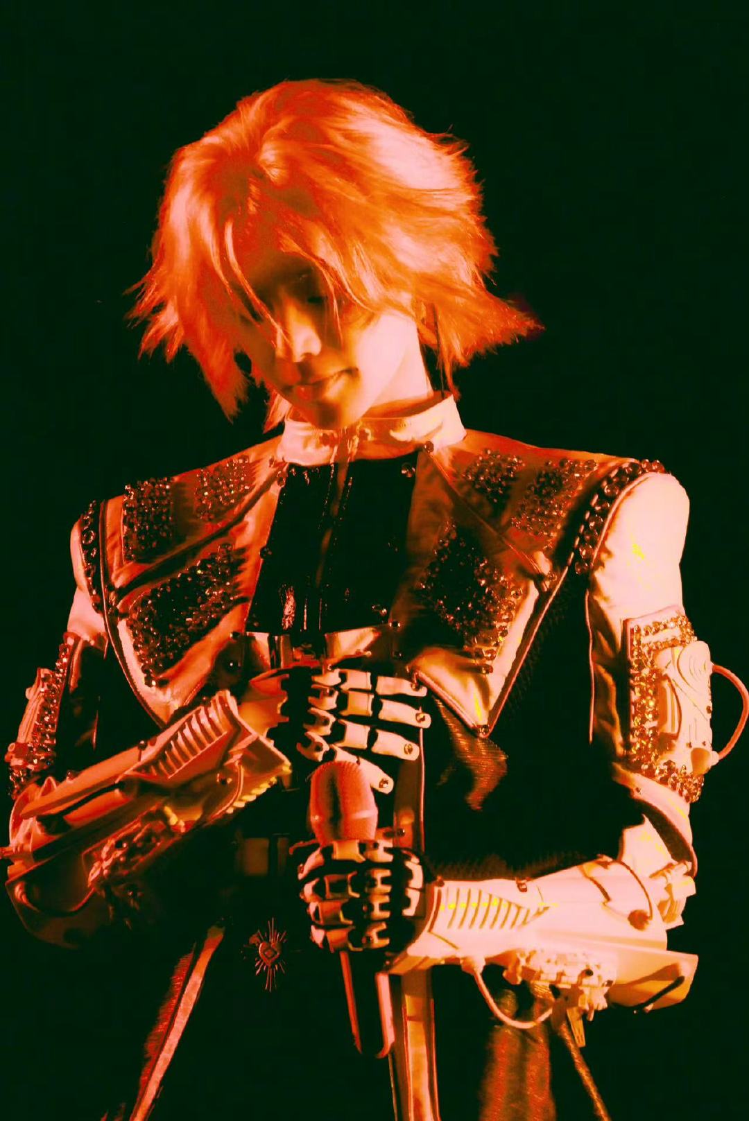 华晨宇本命年穿骐骥红跨年穿搭预测大赛开始！花花的衣品有目共睹，每次的造型都有独特