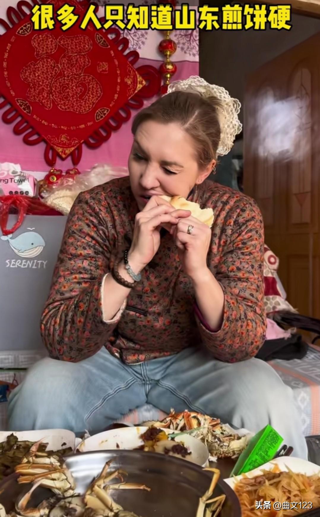 法国女人嫁到山东，第一次吃杠子头，咬第一口就呲牙咧嘴了，太可爱了！
杠子头可不是