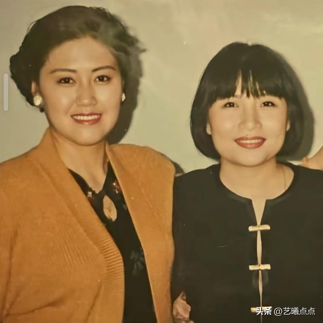 她俩竟是戏校的同学。
同框的两位女士，左边是梅花奖、文华奖获得者，常派杰出传人王