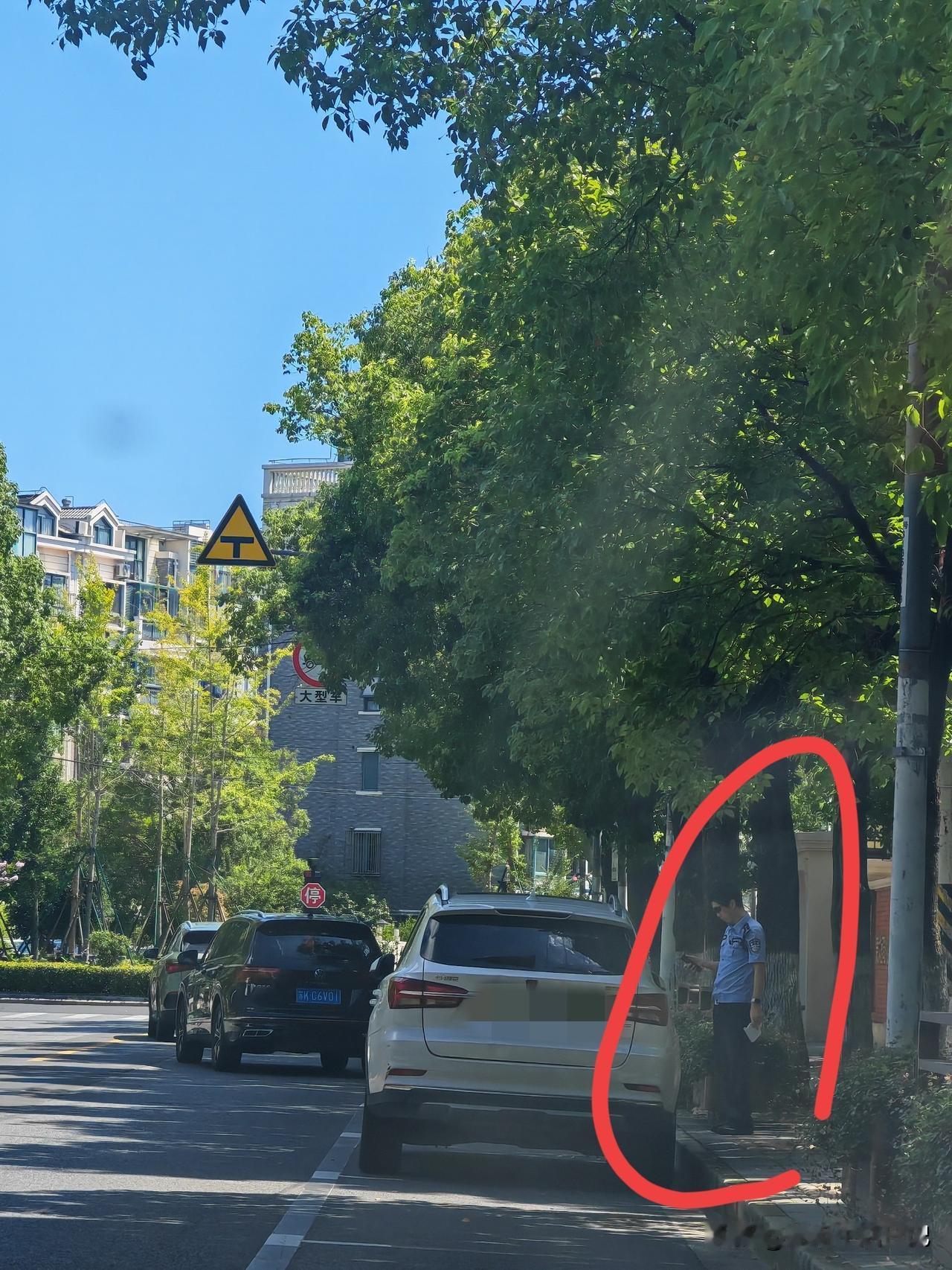 昨天开车带孙子去华漕运乐路的兴趣班，这条路非常安静，马路左边有好几辆车停在车位上