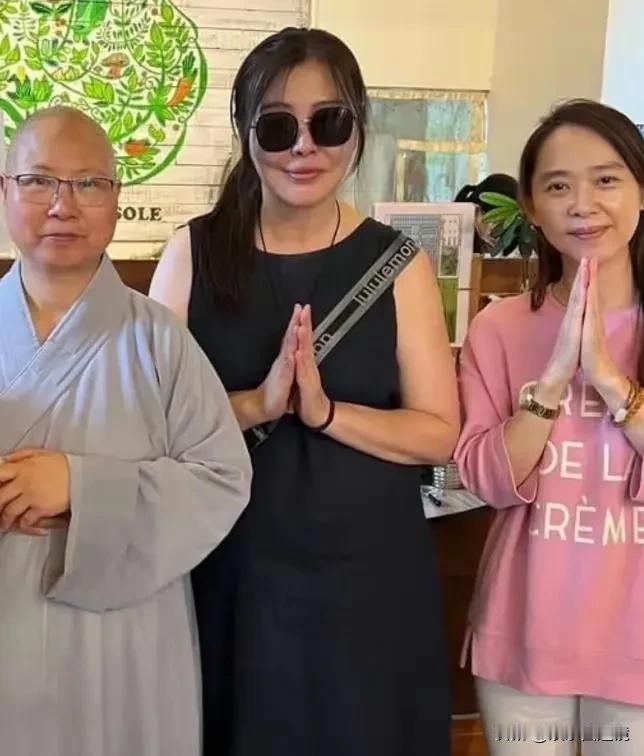 大家还认得中间这位戴着墨镜穿着黑衣服的女人是谁吗，当年她可是红的发紫的大美人，但