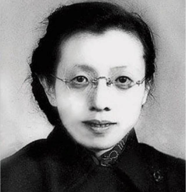 1949年，南京华德电料公司的门口站满了附近的邻居，他们看着从解放军的吉普车上走