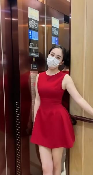 超越了枣庄的李主任！天生的冷白皮宛若新疆的和田玉一般，看上去柔弱无骨，我见犹怜。