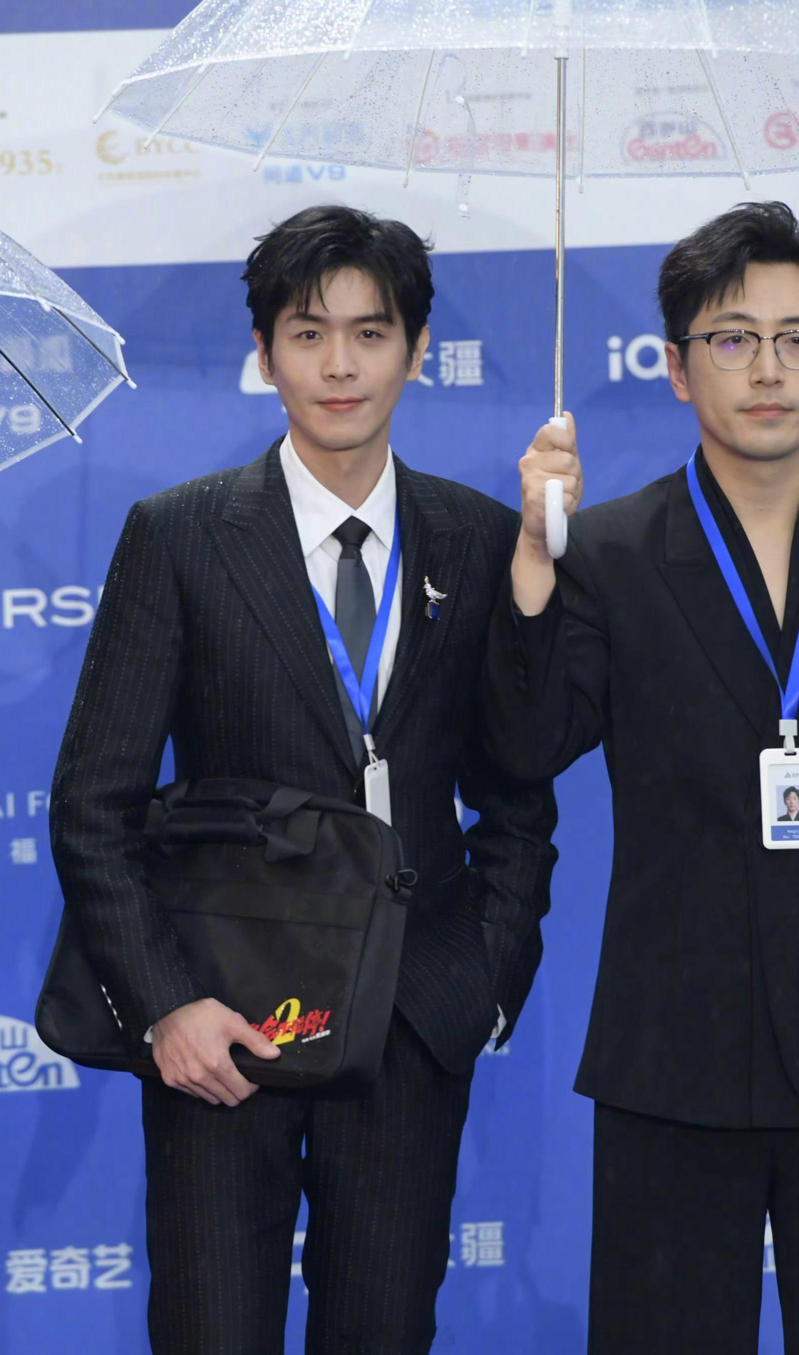 北影节红毯 张若昀又帅又萌，气质真好——挂好工牌、夹着“班味包”💼，张若昀 和