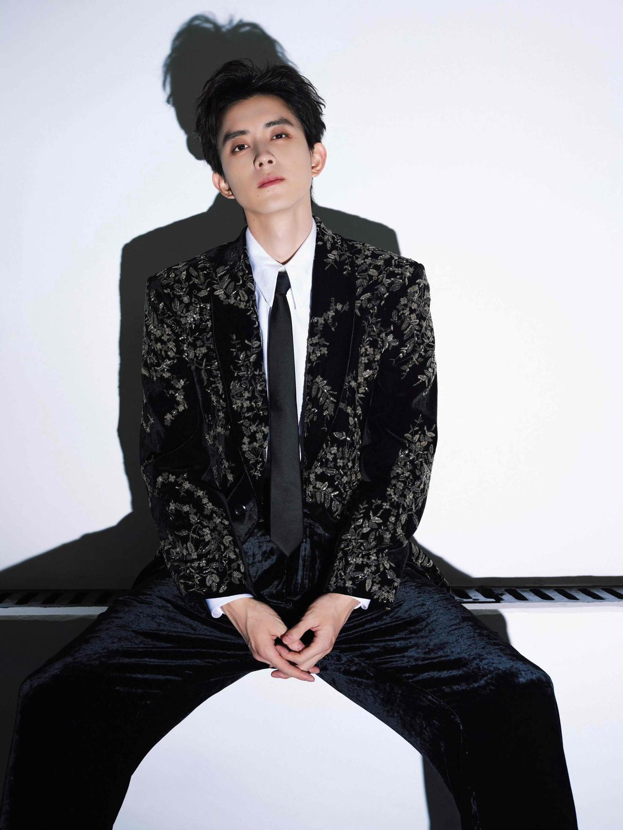 爱奇艺尖叫之夜红毯上，敖瑞鹏一袭Emporio Armani 2025秋冬系列丝