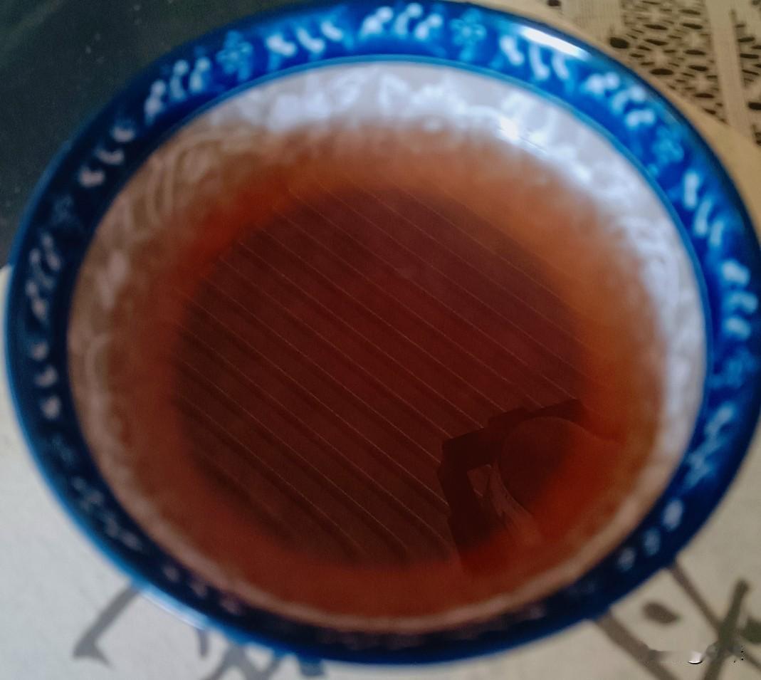 我感觉夏季里，尤其是天热的时候，最好的饮料就是酸梅汤，主打一个酸酸甜甜，清凉可口