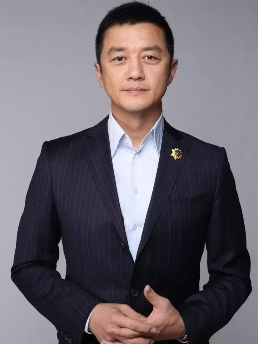 李亚鹏饮酒后83岁母亲开车接其回家谁能懂感觉此时的他真的挺幸福🥰隔着屏幕都能感