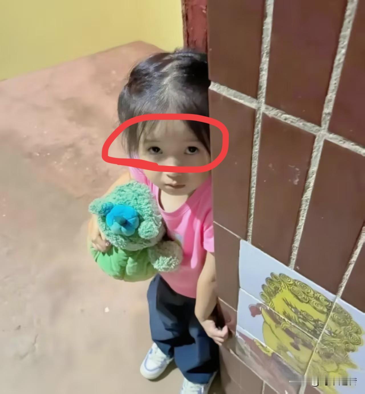 看哭了！
2岁孩子一个人在家让人看着好心疼
她爸妈分开后一直跟着爸爸生活。但是