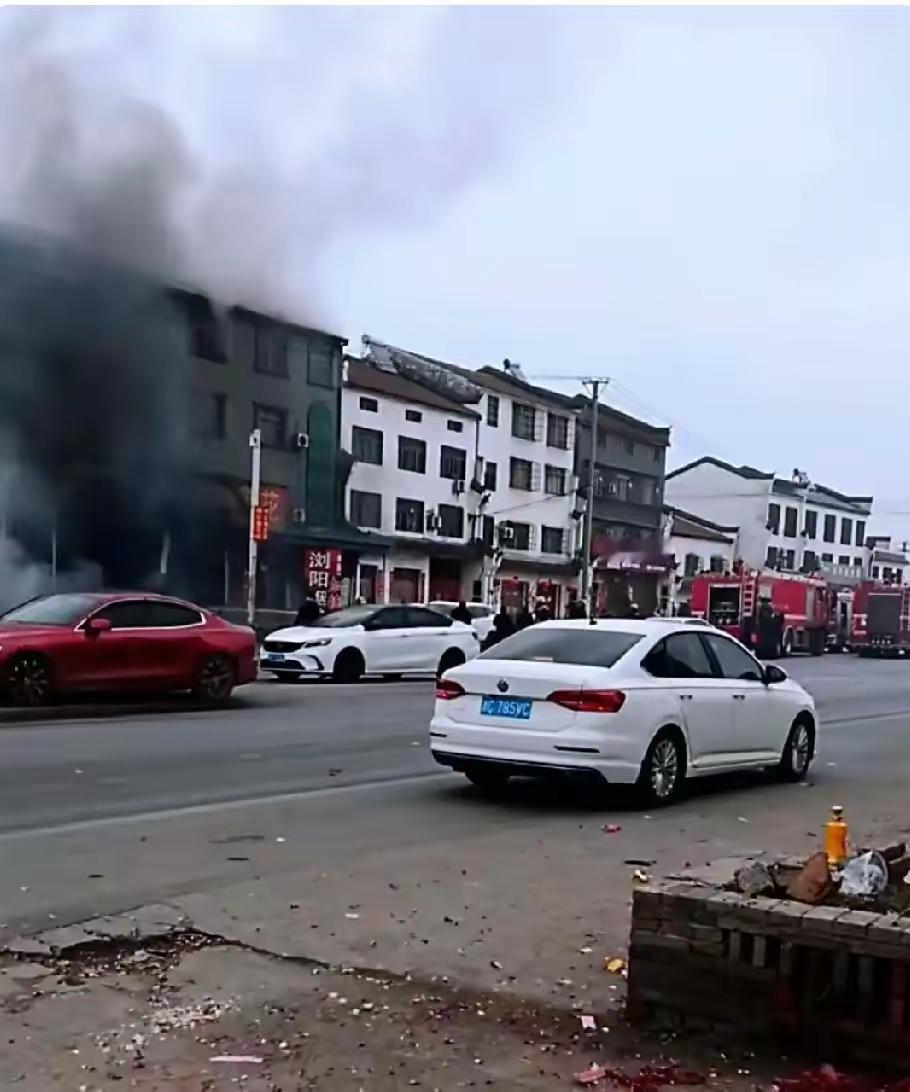 看到宜城爆竹店爆炸的消息，
突然发现了一个很大的问题，
那就是，
无论日子多热闹