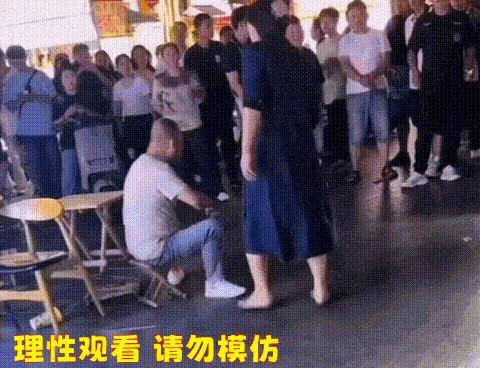 嚣张不是女人的专利，能忍才是好男人！这个嚣张跋扈的少妇料定摆摊大爷不敢对她动手，