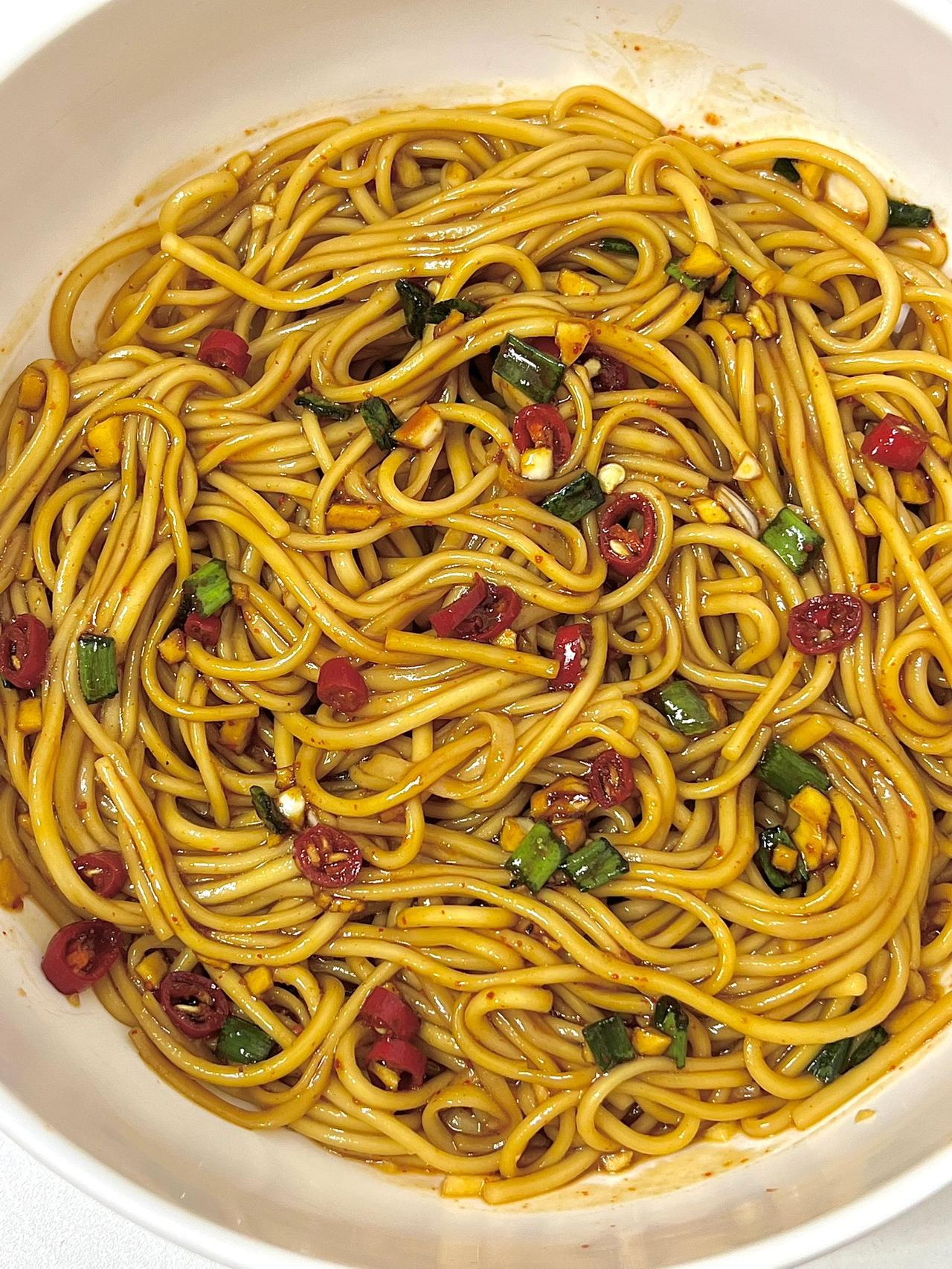 这个拌面绝了！真的太太好吃了，酸辣面教程
天热就想吃这一口酸辣凉拌面！巨好吃！巨