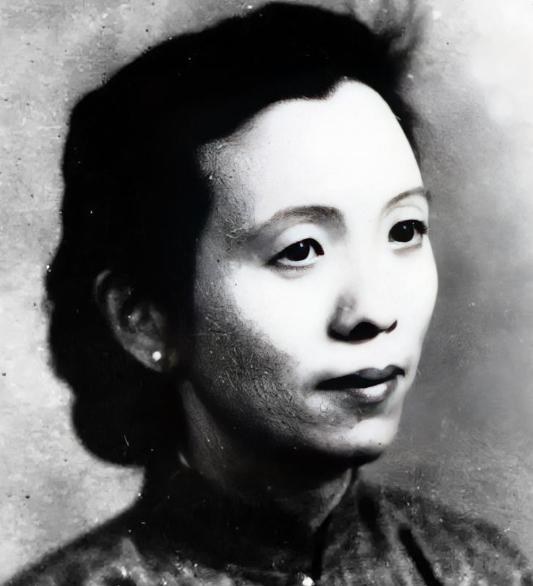 南京解放后，一个阔太太乘坐吉普车来到35军军部，对门口的守卫说：“我是陈修良，请