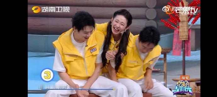 张艺凡三个人的世界太拥挤你好星期六 好不容易冲到位置，却被夹在中间动弹不得，张艺