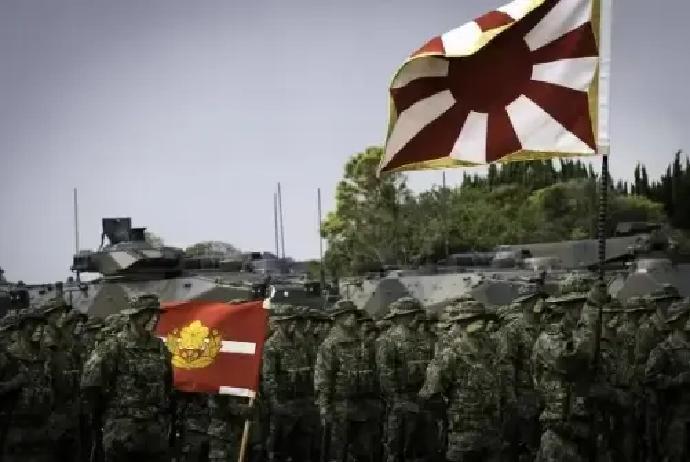 中日一旦冲突，谁赚谁亏？
 
不少观察者提醒，一旦东海擦枪走火，两国都会被迫把兵