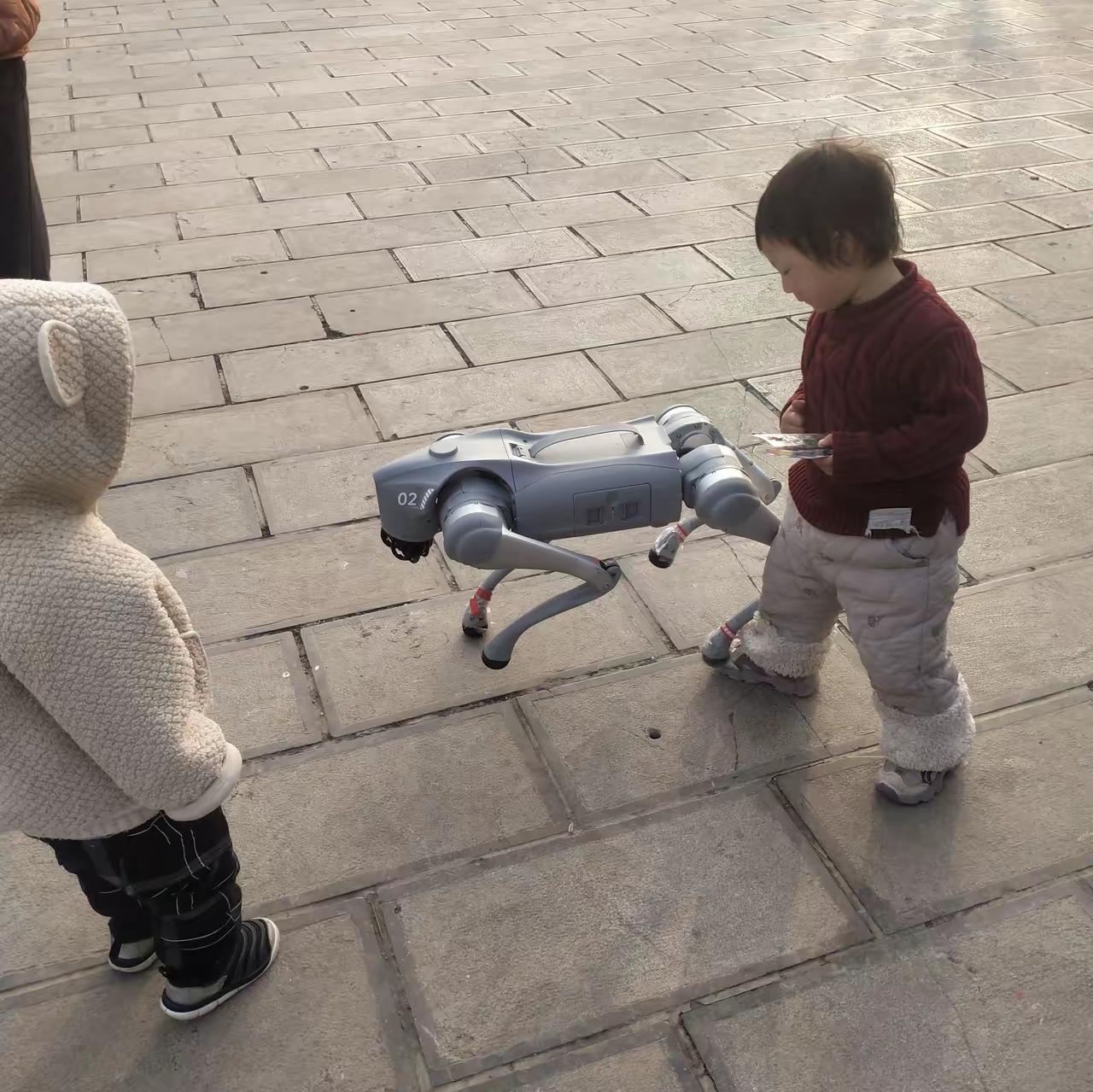 最抢眼的莫过于那只机器狗，它可不是简单的机械走动，而是像真小狗撒欢儿一样，又蹦又