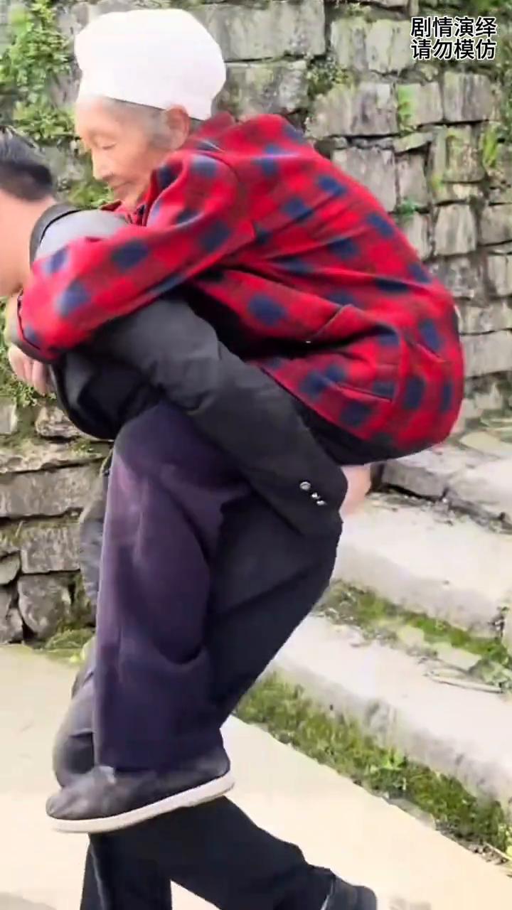 女婿趴在地上让岳母踩着上三轮车，这一幕真的太感人了。
女婿带着腿脚不好的岳母去赶
