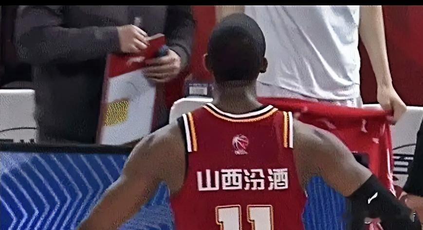 一场比赛，把陈家政肘倒三次，为什么CBA的裁判，这么纵容这个迪亚洛？

王少杰进