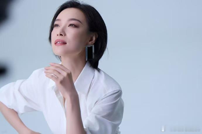 丝域全球品牌代言人倪妮 解锁新身份！极简穿搭配灵动发丝，从容舒展气场全开，毫不费