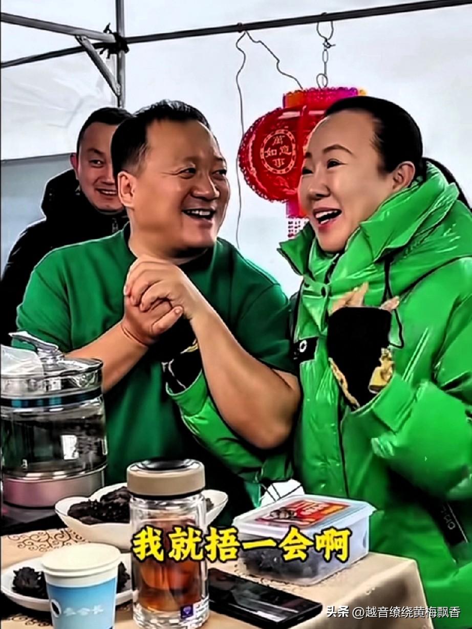 我就喜欢看《乡村爱情》，我也喜欢戏里戏外的这些人物。
  在谢广坤(唐鉴军饰演)