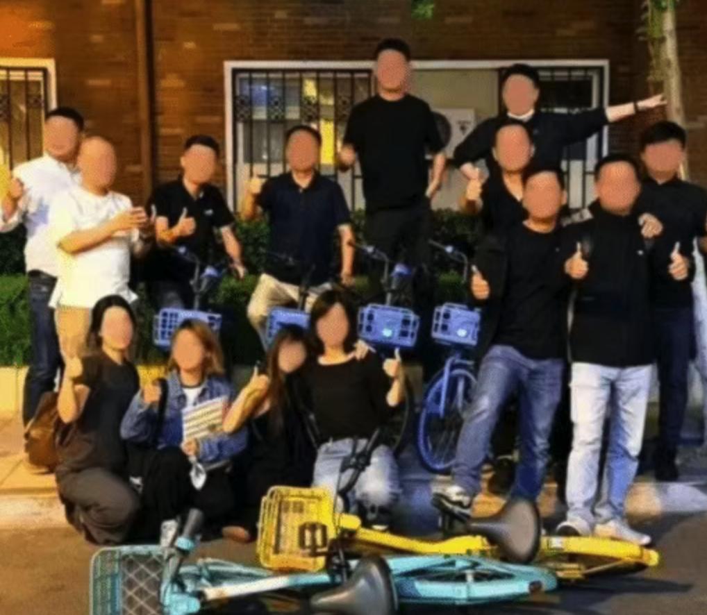一张哈啰员工聚会的照片在社交平台流传，照片里多名人员骑在哈啰单车上，还有人脚下踩