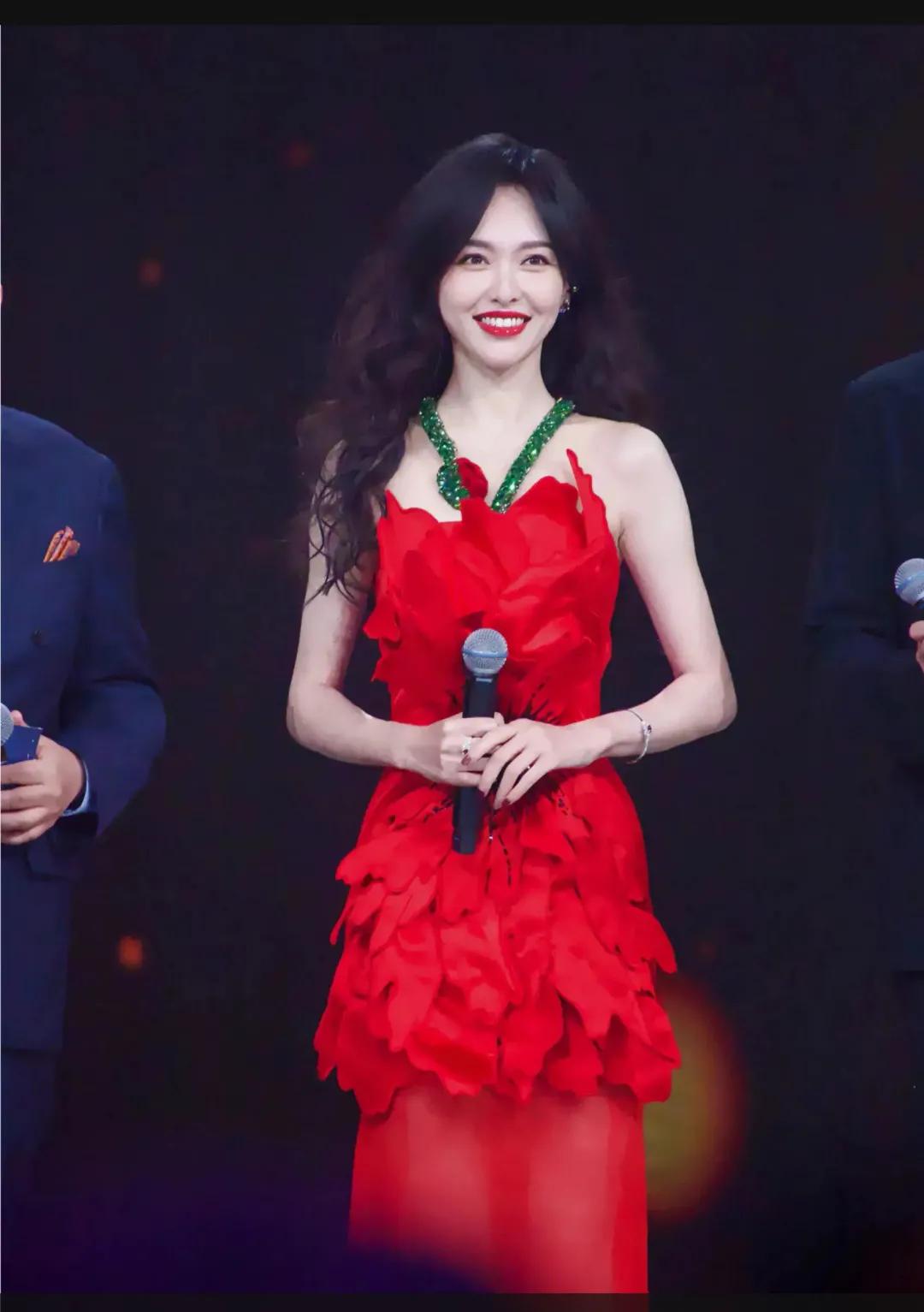 唐嫣东方卫视跨年晚会造型，红裙子也太抢眼了吧？把一朵大红花穿在身上很惊艳无比，性