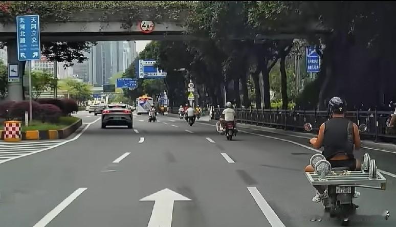 私家车行车记录仪拍摄的广州天河区广州大道上的场景。画面中不仅有电鸡占用着右边的机