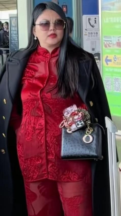 李湘真是越来越胖了，看起来都有200多斤了。

李湘和王岳伦为女儿王诗龄庆完生以