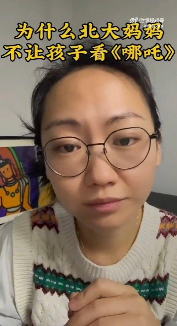 当宝妈举报《哪吒2》，用平凡论拒绝孩子的英雄梦，还提及饺子导演“啃老”过往，网友
