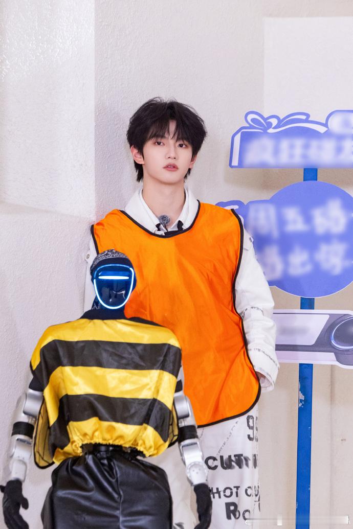 穆祉丞被胖蛋惹生气了穆祉丞好萌的一个小宝宝  惹到他了他就软绵绵气呼呼的走开哈哈