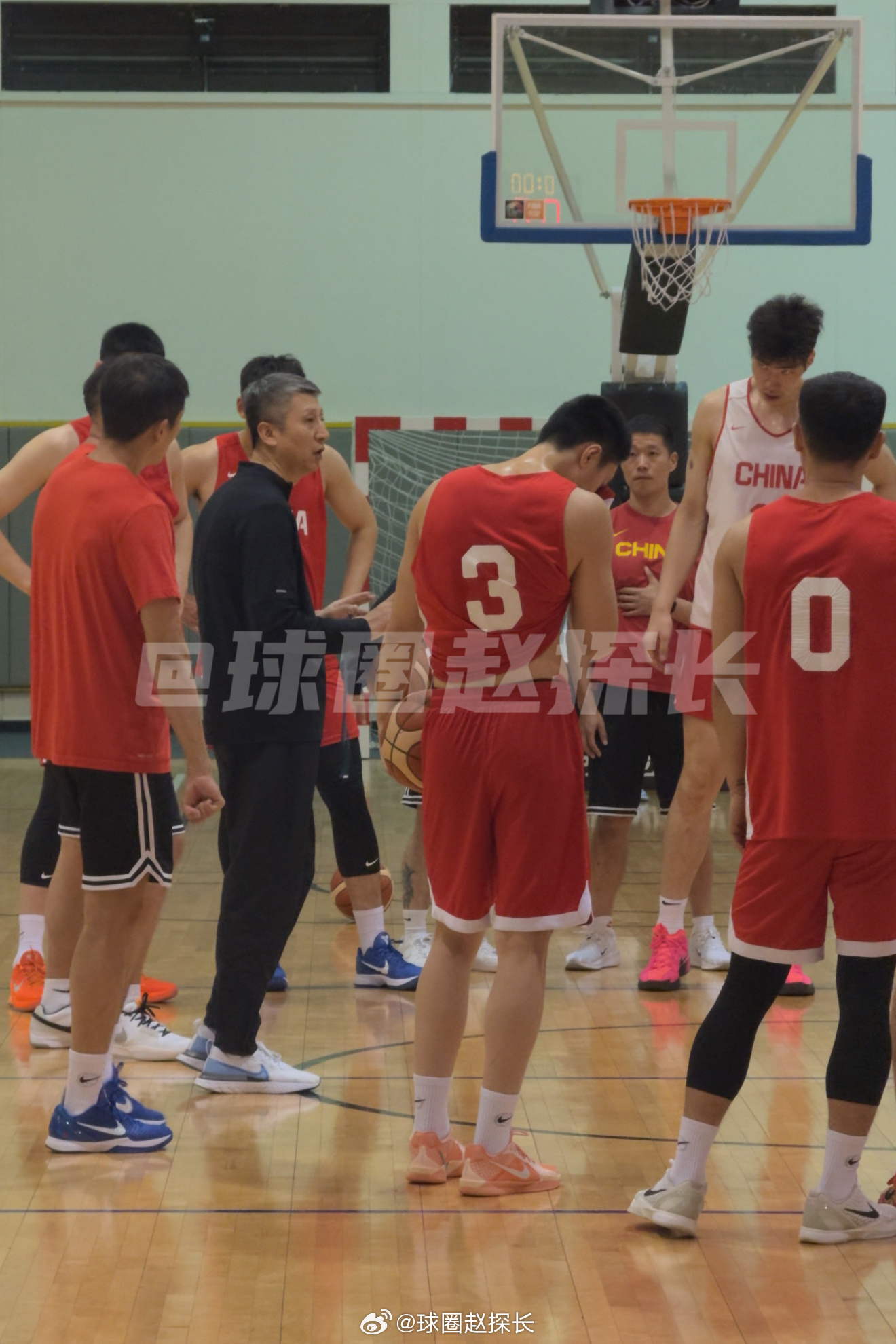 中国男篮今日场地训练结束。因为每天只有一次场地训练的机会，队伍会比预定时间更早抵