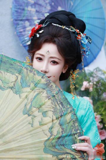 陈紫函首次尝试唐妆 首次唐妆造型就惊艳十足，将盛唐美人的端庄与灵动完美展现，多年