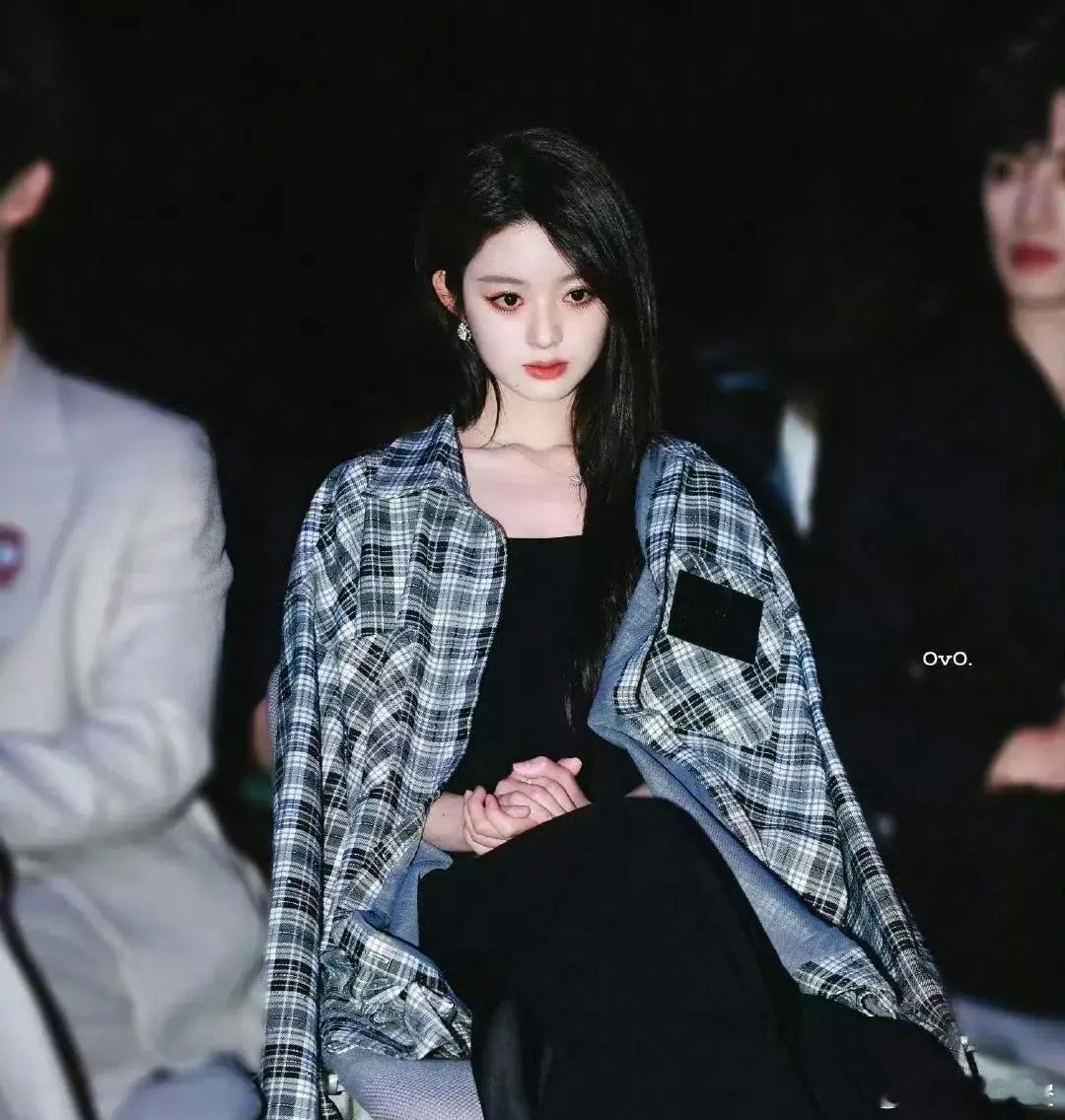 黄杨钿甜能成为下一个女顶流吧脸是甜妹，冷脸的时候千金感很强，简单一点就是贵气，和