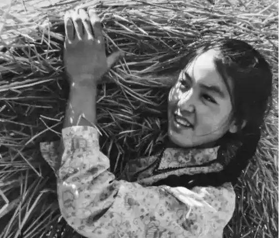 她绝望中嫁给了一个献殷勤的当地老农。新婚夜，她感动地承诺：“你对我好，我这辈子就