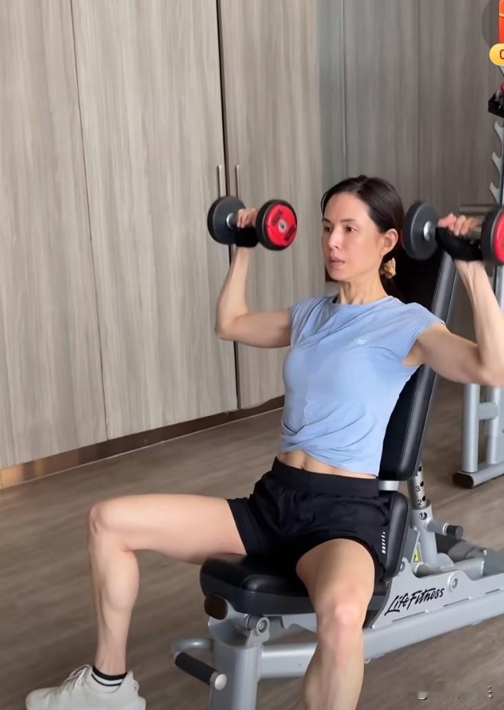 李若彤高调发文：度假当然要选自己喜欢的地方。

10月5日，李若彤在社交平台发布