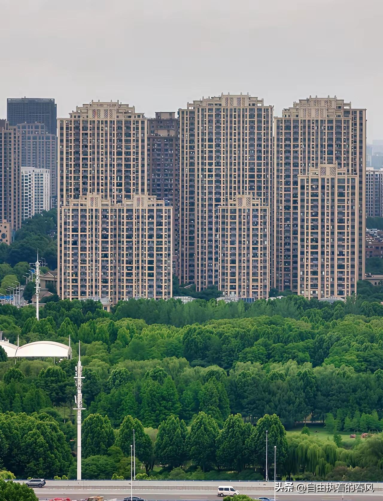 上午给几个同学解答了问题，还给他们签了名、留了言，高三这工作就算圆满结束啦！我给