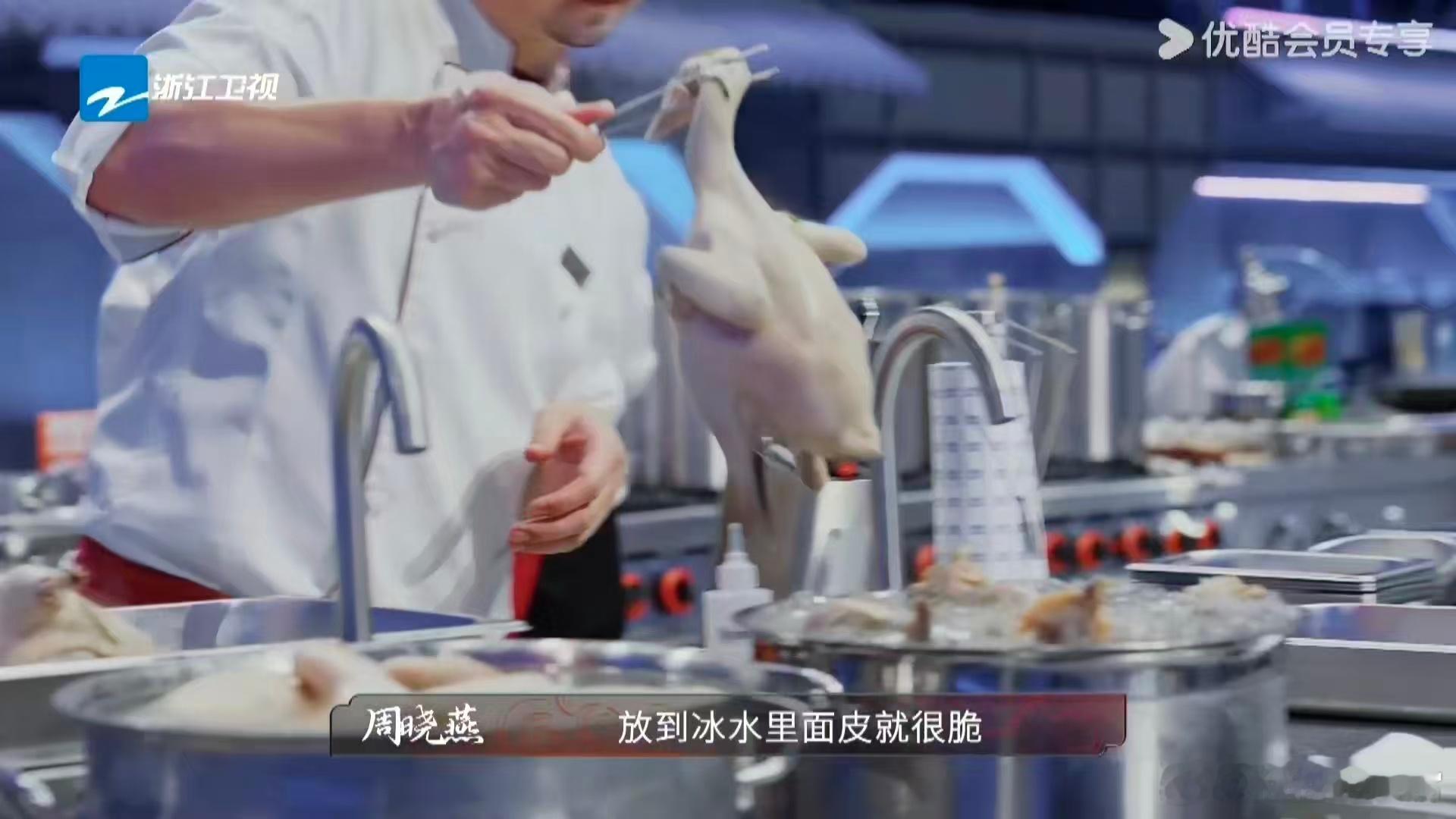 真正的大厨两只手提六只鸡焯水炙热游戏百厨大战 《炙热游戏：百厨大战》团队赛现场超