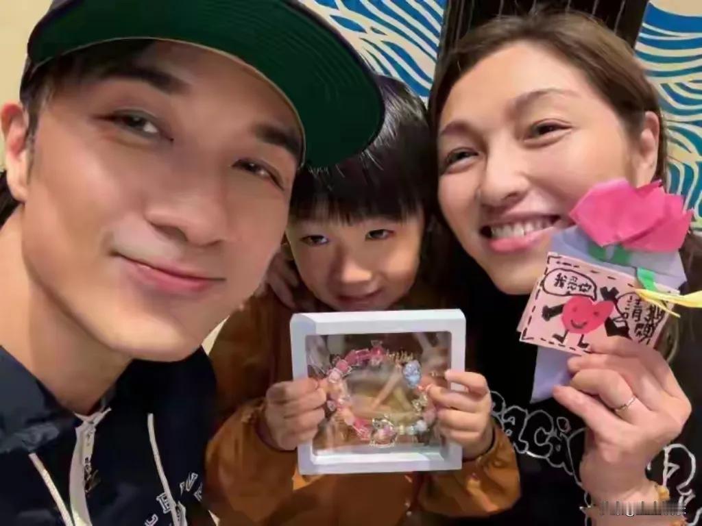 2026年元旦，53岁的古巨基官宣57岁妻子陈韵晴诞下二胎，本应收获祝福，却不到