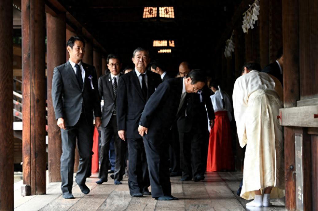 同一个星期，两件事撞在了一起。10月17日，东京九段北，靖国神社秋季大祭开幕。日