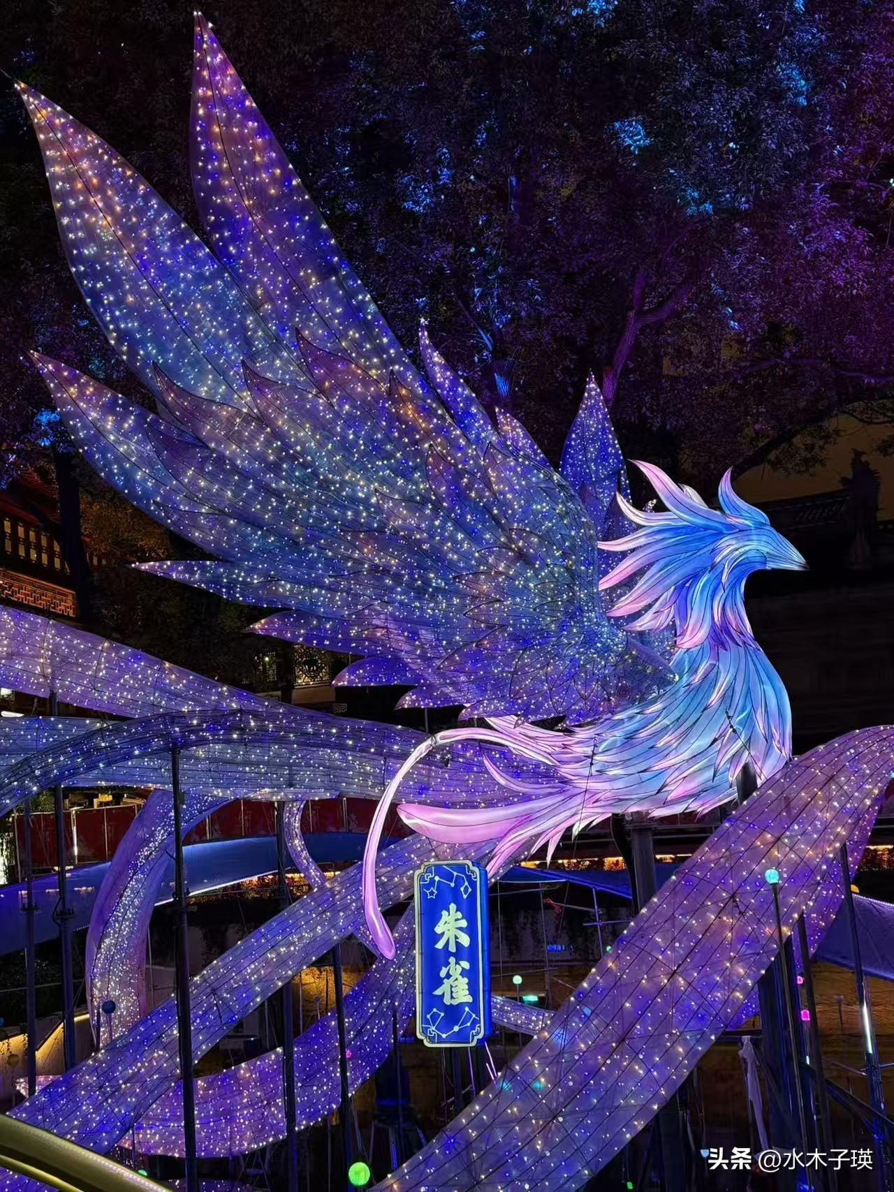 今日上海元宵之夜，最鲜活的地方，当属上海城隍庙、九曲桥。
这里不仅有超美的灯会，