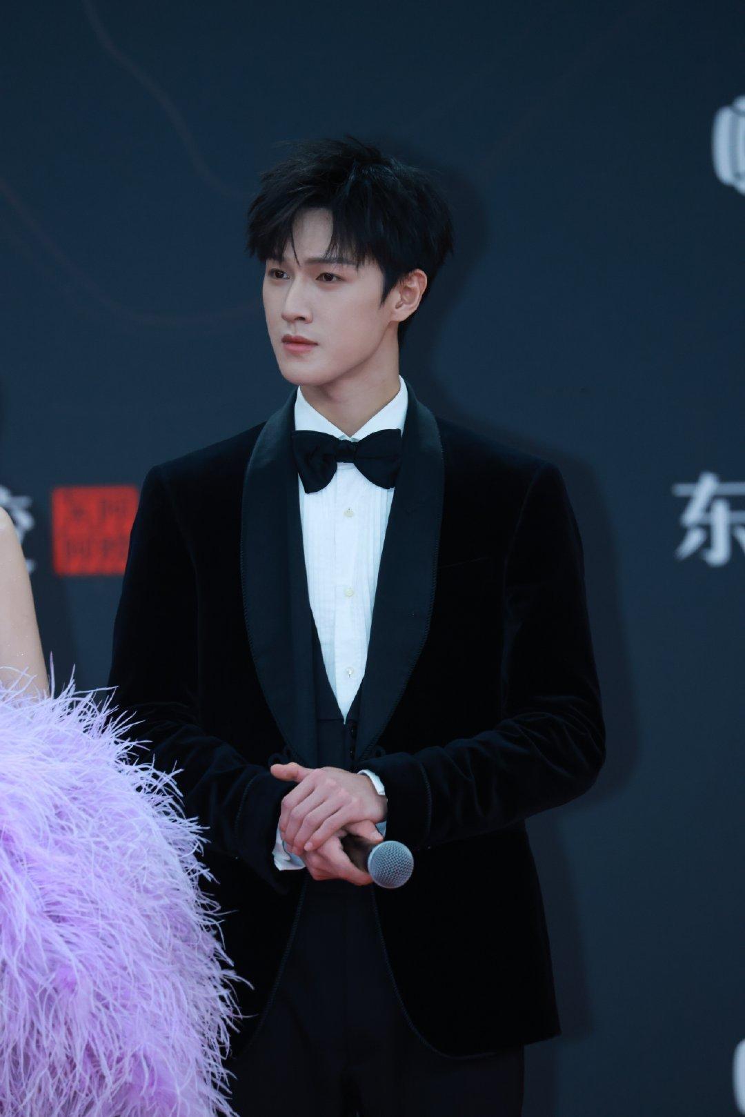 李昀锐生图 李昀锐生图状态真的好得没话说，自然散发的少年感和成熟魅力太吸引人了[