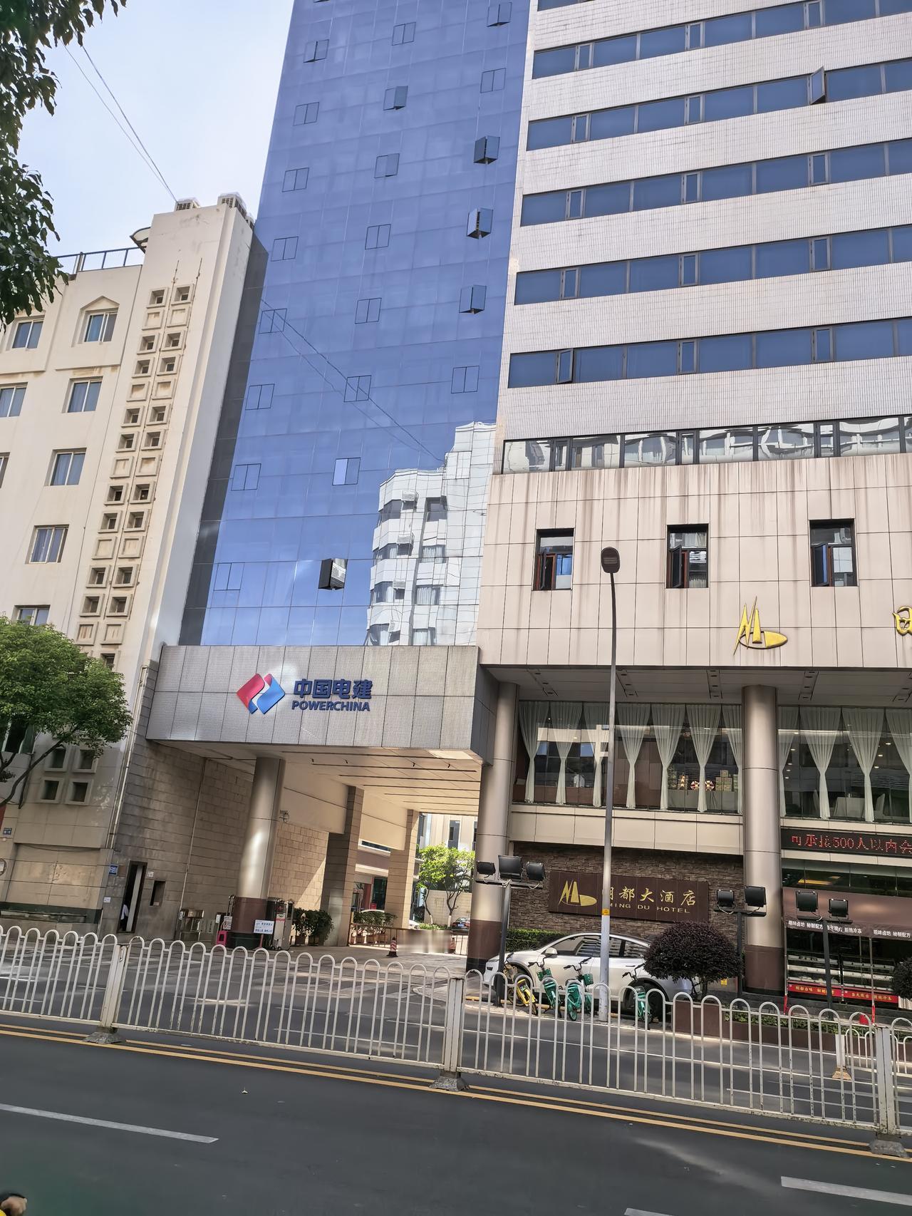 中国电建水电科技大厦位于昆明市盘龙区，人民东路与白塔路交叉口。是世界五百强中国电