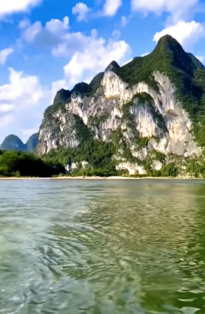 记录旅游足迹桂林山水，翠峰秀水映长天，似诗似画，沉醉其中不知返，仙境落人间。风景
