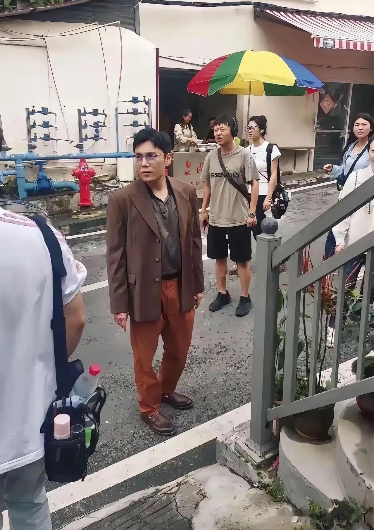 说实话，他好像跟帅气从来都是沾不上边的，从年轻到现在都是，相貌平平，尤其是穿上身