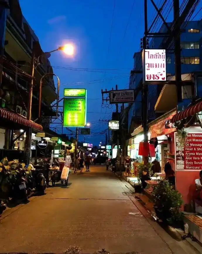 美军航母上五千多名官兵在大海里憋了足足200多天，好不容易盼到在泰国芭提雅下船休