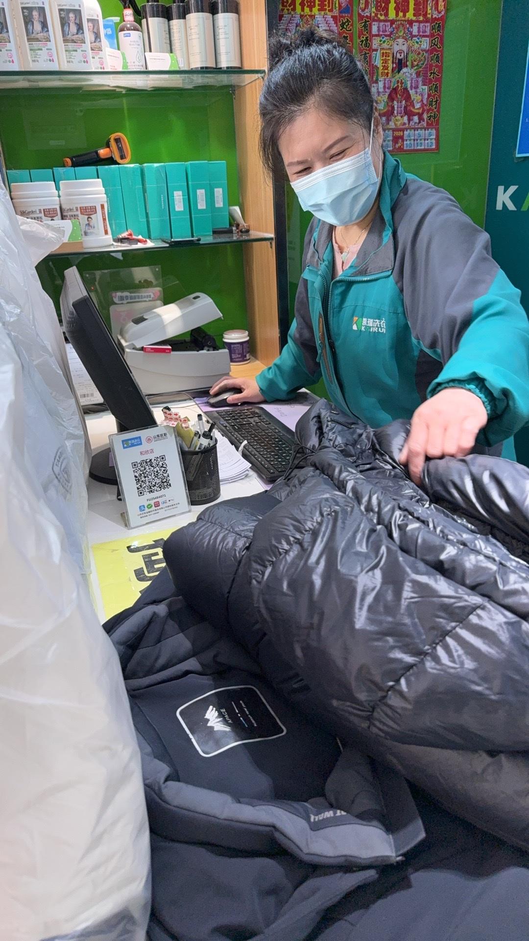 没钱好难，洗一件羽绒服都要29元，快要穷死了[捂脸]